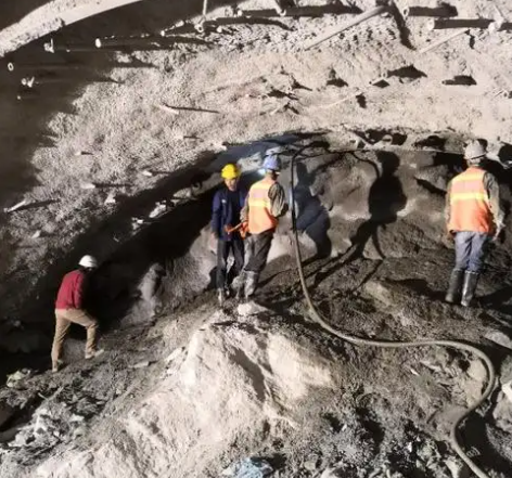 长城区拱顶带模注浆料的施工流程及注意事项